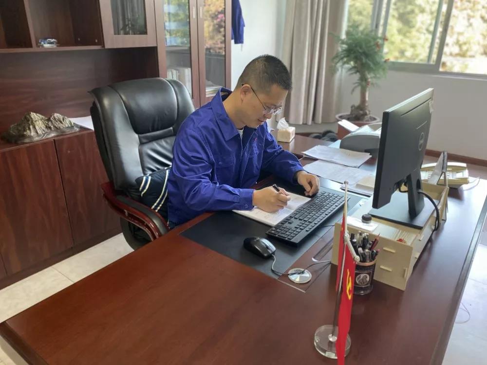 黨員立潮頭，領(lǐng)跑當(dāng)先鋒之十｜湯勇華：企業(yè)與職工的“潤滑劑”